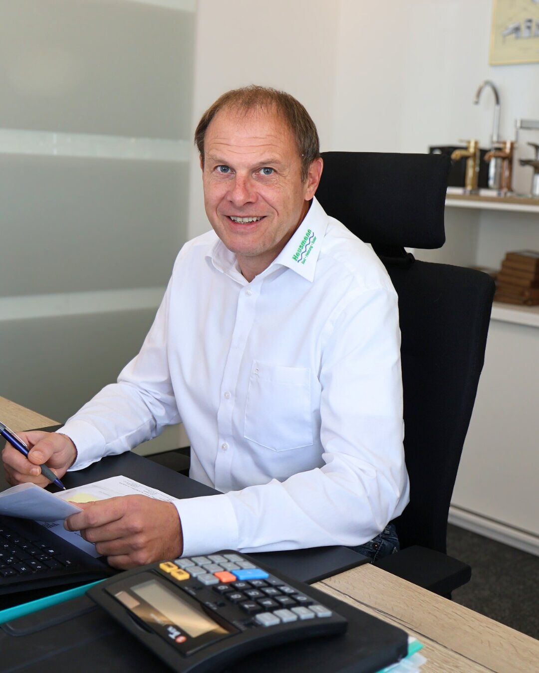 Beratungsgespräch im Büro von Hausmann Haustechnik